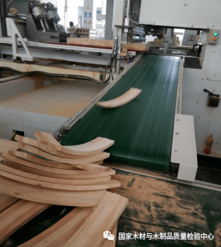 国家木材与木制品性能质量监督检验中心、橡胶木产业联盟一行调研考察南康家具产业(图2)