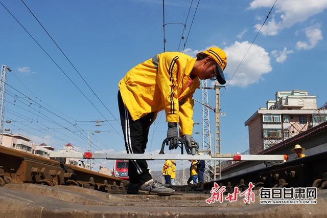 烈日下的坚守“三朵金花”在高温中绽放(图2)