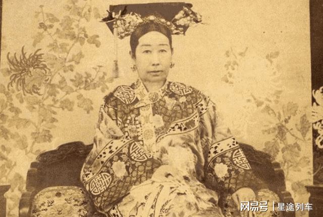 慈禧为什么在死后一年才下葬送葬当天为何臭气熏天(图4)