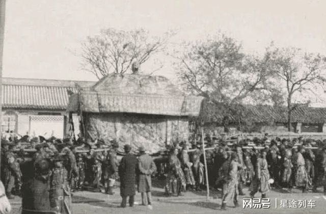 慈禧为什么在死后一年才下葬送葬当天为何臭气熏天(图5)