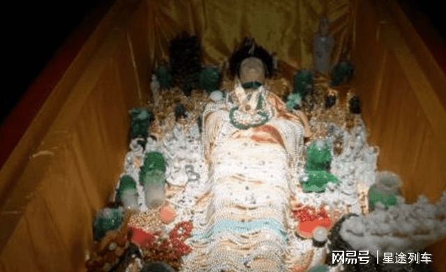 慈禧为什么在死后一年才下葬送葬当天为何臭气熏天(图6)