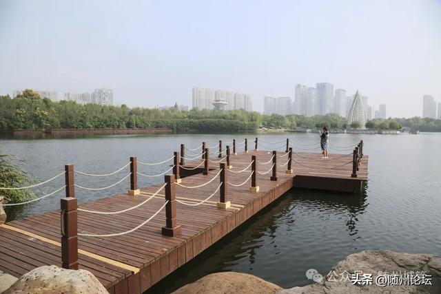 市文化公园：维修木质设施确保游客安全(图1)