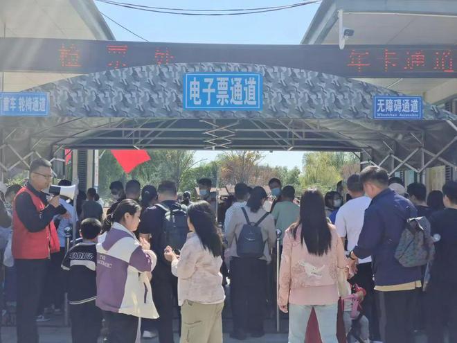 秩序井然临沂动植物园国庆假期游客量持续上涨！(图1)