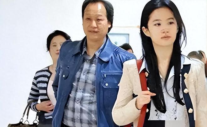 到嘴的鸭子却飞了！刘亦菲终是为母亲刘晓莉的“糊涂”买了单(图1)
