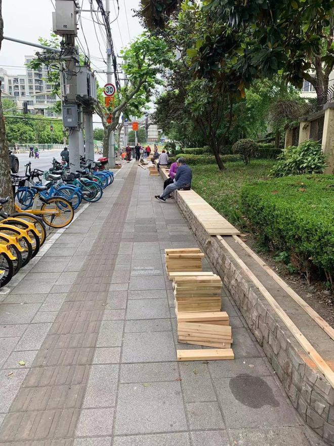 实地探访：申城2万把公共座椅比拼“时尚感”也比拼“舒适度”(图4)