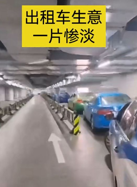 2024的网约车淡季更为严重场站司机排排坐等3小时照样没单！(图2)