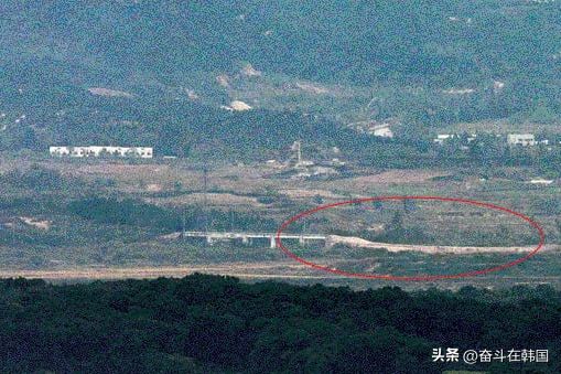 朝鲜炸毁朝韩连接道路韩国射击回击！(图2)