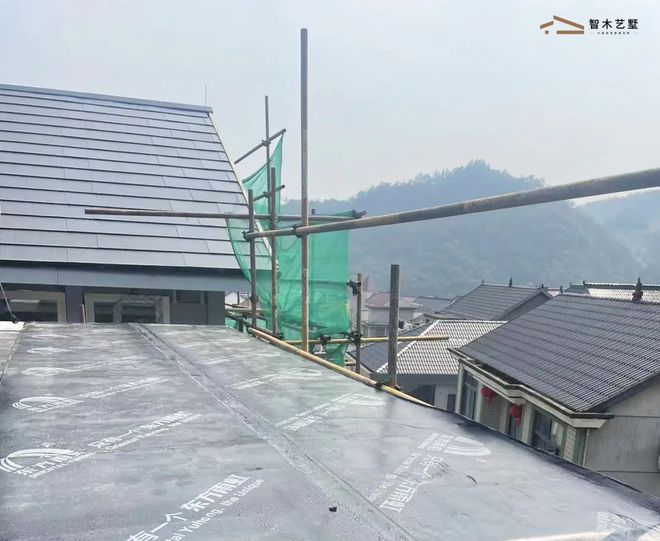 【智木学堂】滴水不漏!能住百年的木结构别墅原来防水防潮这么强(图4)