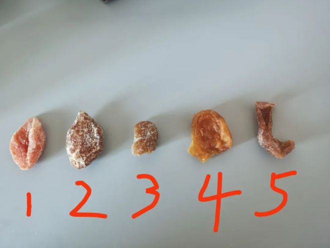 在枇杷干中吃出了杏核？你买到的枇杷干可能是假货(图1)