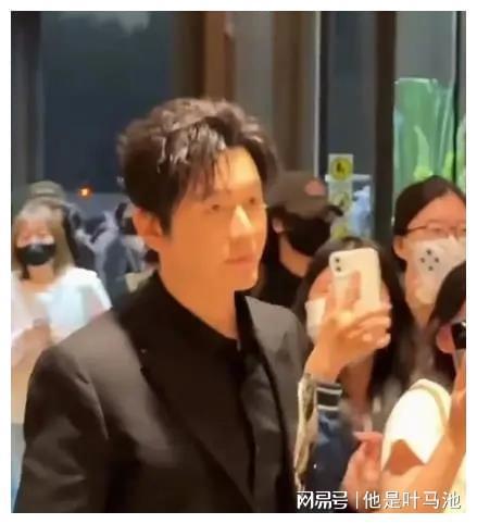 黄晓明的底线还是被触碰了一下(图13)