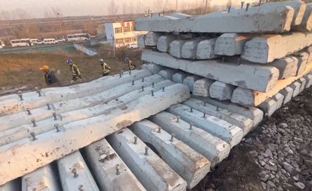 陇海铁路近200根受损枕木全部换新现场工作人员陆续撤离(图1)