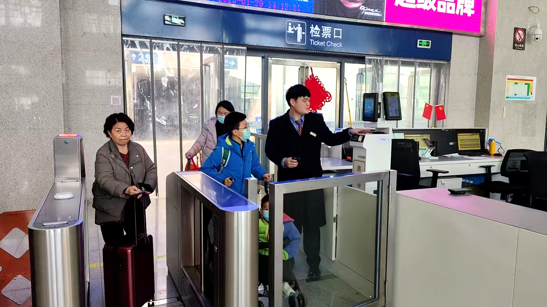 文化中国行丨父子同行守护温暖归乡路(图1)