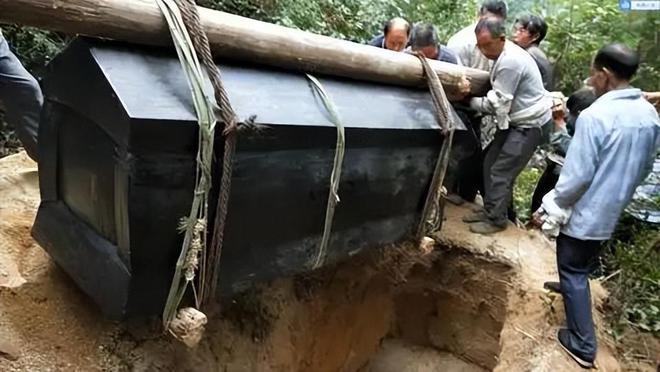 “火葬”不流行了？新的丧葬形式在国内浮现很多人表示太不人道(图2)