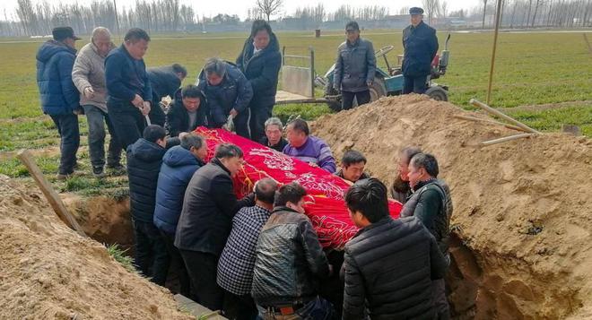 “火葬”不流行了？新的丧葬形式在国内浮现很多人表示太不人道(图1)