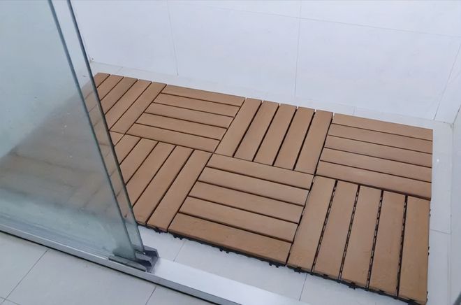 淋浴房别再贴瓷砖了容易滑倒现在都流行铺一层防腐木地板！(图1)