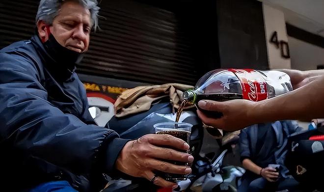 美国资本家的明谋用可乐奴役13亿人口的国家中国躲过一劫！(图18)