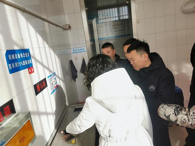 商丘市前进小学教育集团昆仑路校区开展食堂安全检查(图3)