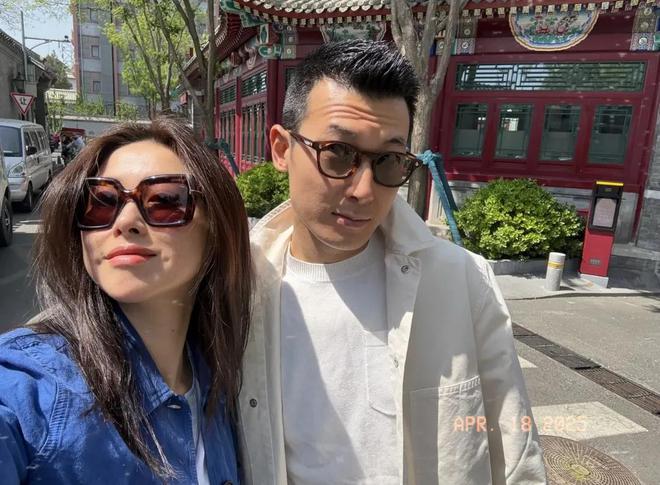 40岁朱珠和老公逛北京胡同夫妻俩穿搭好潮男方抬头纹明显硬帅(图8)