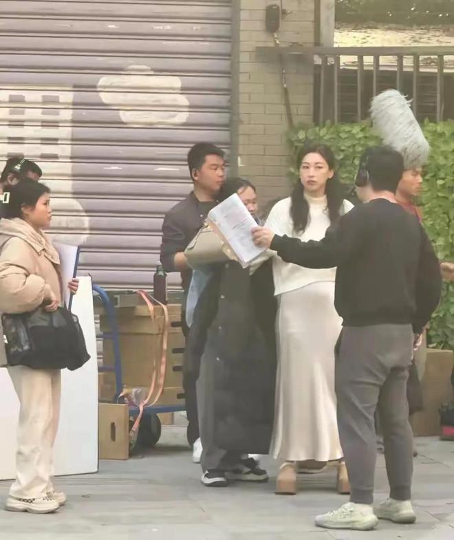 40岁朱珠和老公逛北京胡同夫妻俩穿搭好潮男方抬头纹明显硬帅(图6)