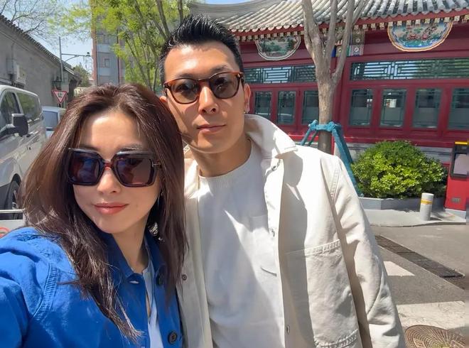 40岁朱珠和老公逛北京胡同夫妻俩穿搭好潮男方抬头纹明显硬帅(图7)