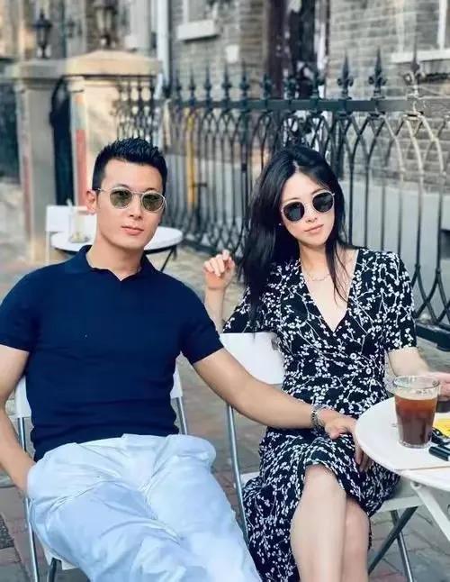 40岁朱珠和老公逛北京胡同夫妻俩穿搭好潮男方抬头纹明显硬帅(图10)