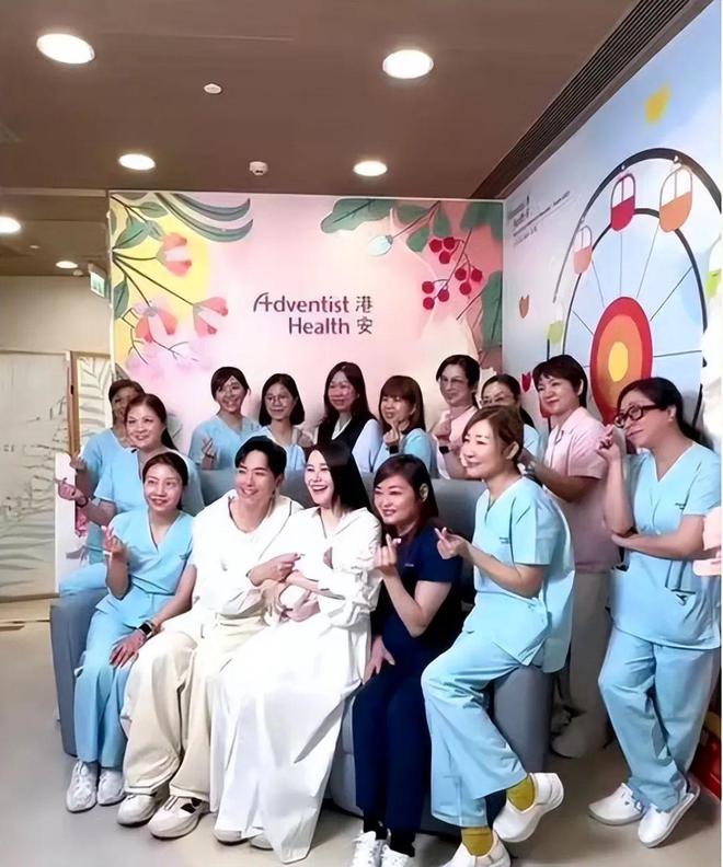 黄翠如产后素颜火速亮相两夫妇抱儿子感谢医生状态惊艳全网(图2)