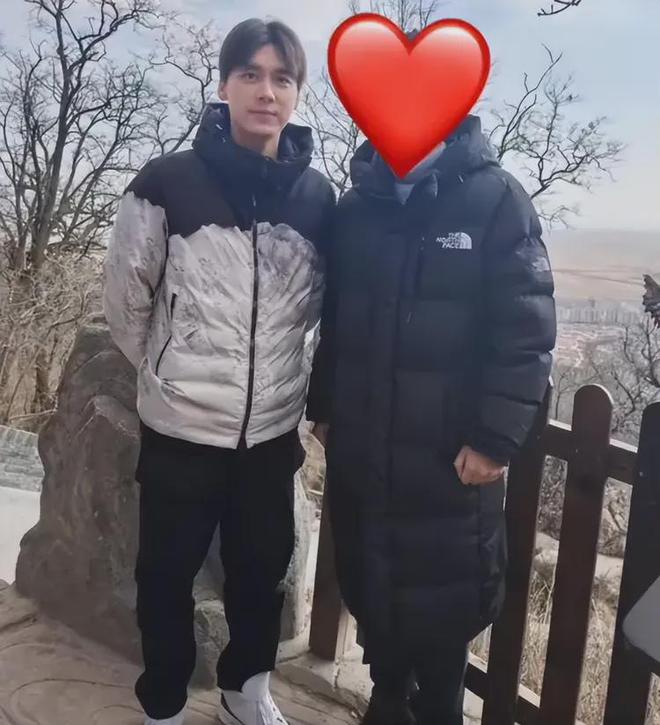 李易峰近照疲态重祈福有专人跟拍演唱会票价被吐槽割韭菜(图2)