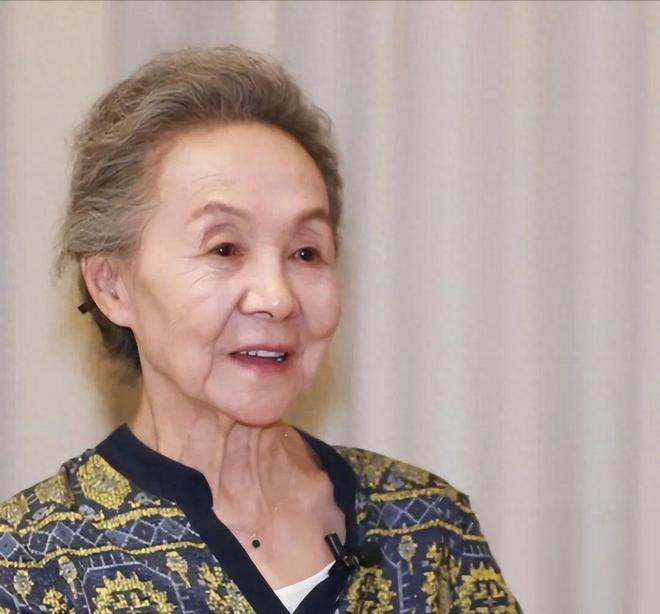 泪目！87岁吴彦姝现状曝光丈夫走后独居破房钱都在经纪人手中(图1)