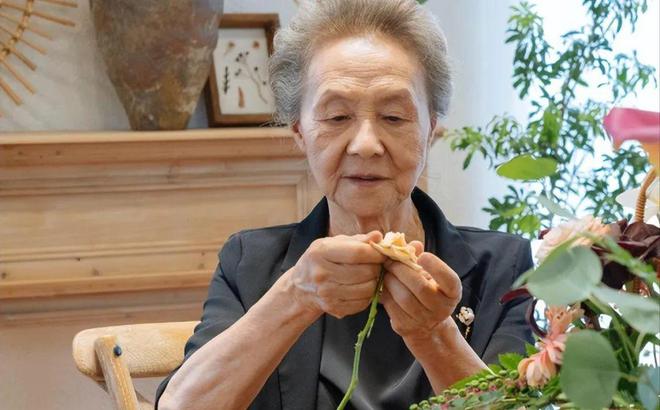 泪目！87岁吴彦姝现状曝光丈夫走后独居破房钱都在经纪人手中(图2)