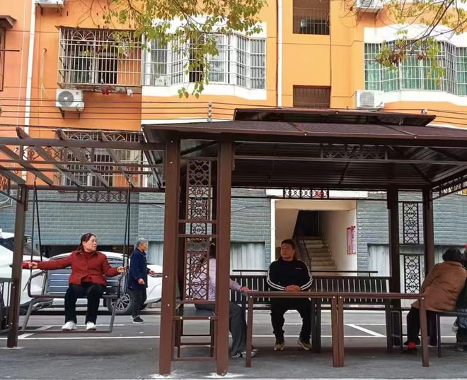 修建小区休息亭提升居民“微”幸福(图2)