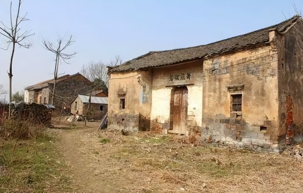奇怪现象！农村房子一旦不住人几年就烂了(图4)