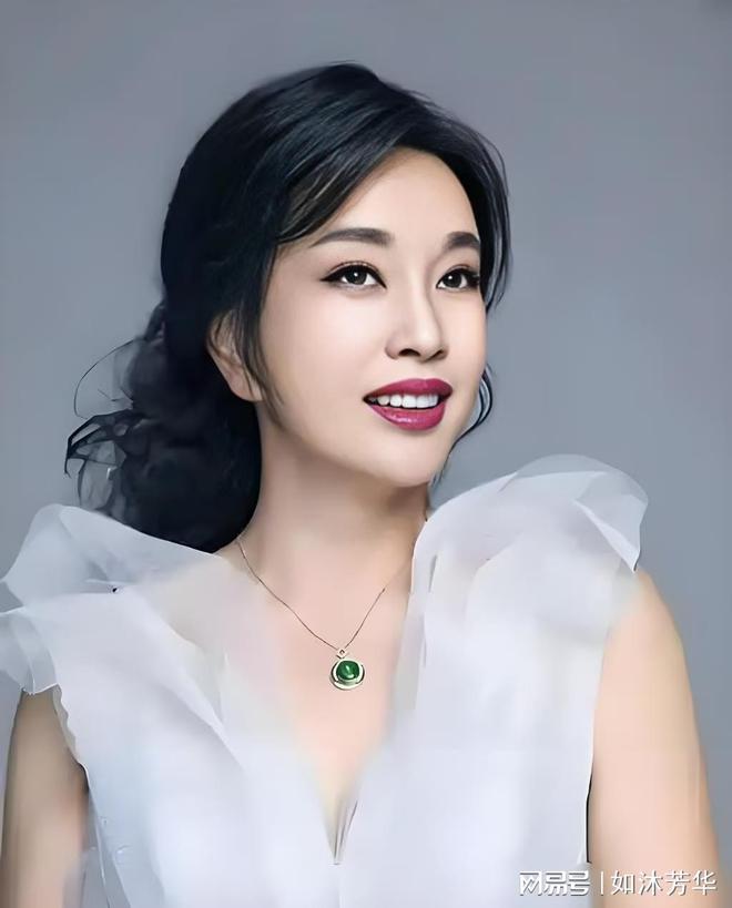 她70岁嫁给30岁霸总真相让人惊掉下巴!(图1)