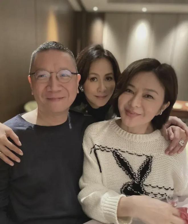 关之琳和刘嘉玲昔日都是大美女如今同框差距之大令人唏嘘！(图2)