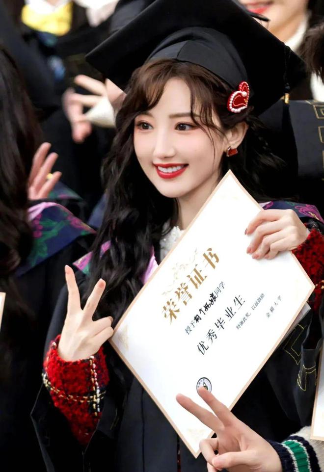 毛晓彤：37岁红裙拉丁舞破圈甜妹的“反杀式”美学进化论！(图3)