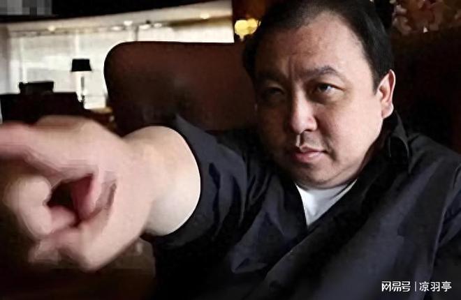 有反转!王晶深夜发文后续:道歉加删帖被骂的顶流男星背景太大(图1)