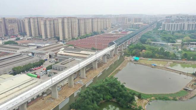 广湛高铁高中立交特大桥顺利合龙(图1)