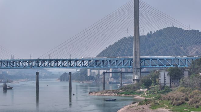 这座大桥曾由持枪哨兵守护(图1)