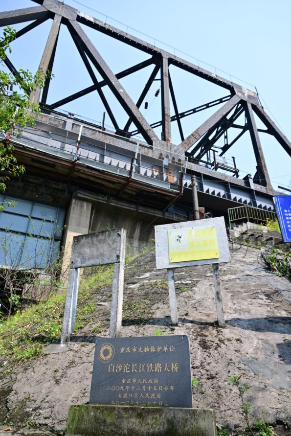这座大桥曾由持枪哨兵守护(图4)