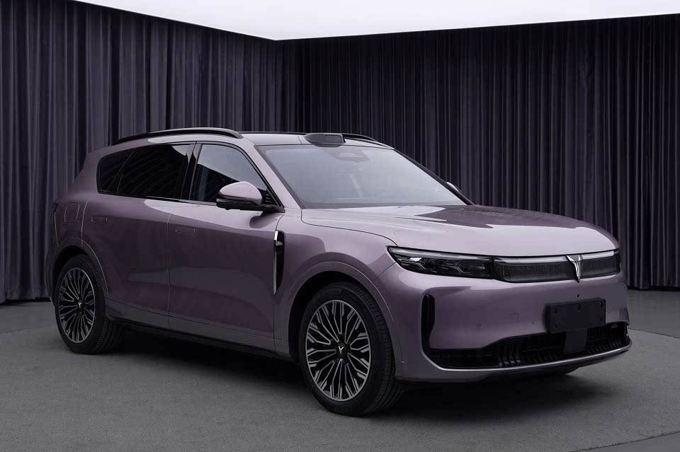 岚图全尺寸六座SUV“泰山”预告图出炉2025年或将震撼登场！(图3)
