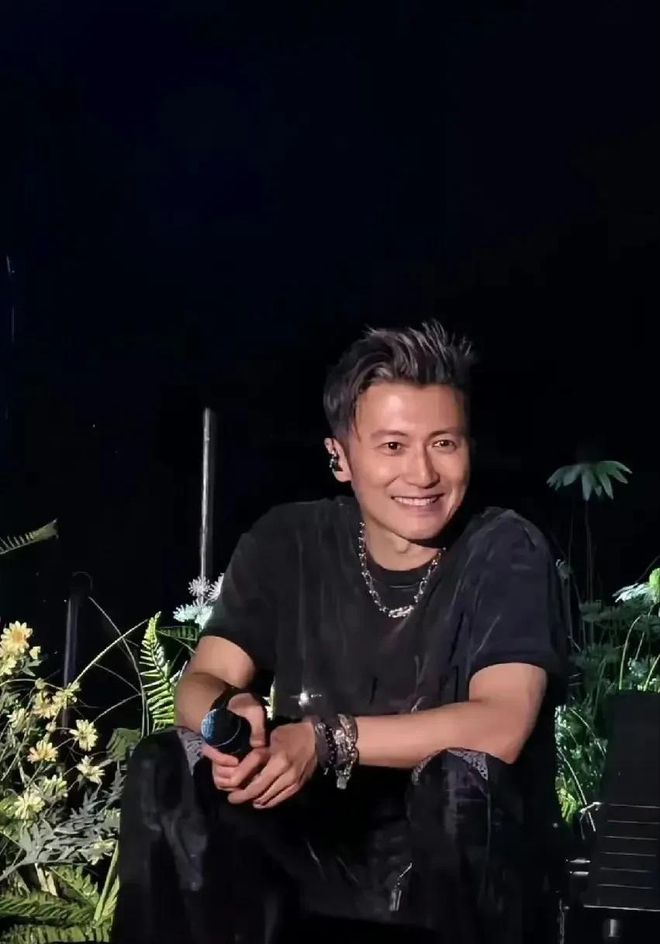5小时连唱29首歌！44岁的谢霆锋在香港这一夜见证爱情事业巅峰(图4)