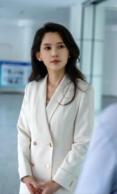 森林北区泼水节被围攻浑身湿透素颜曝光真实颜值引热议(图5)