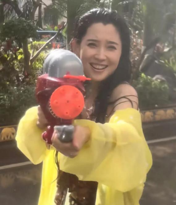 森林北区泼水节被围攻浑身湿透素颜曝光真实颜值引热议(图7)