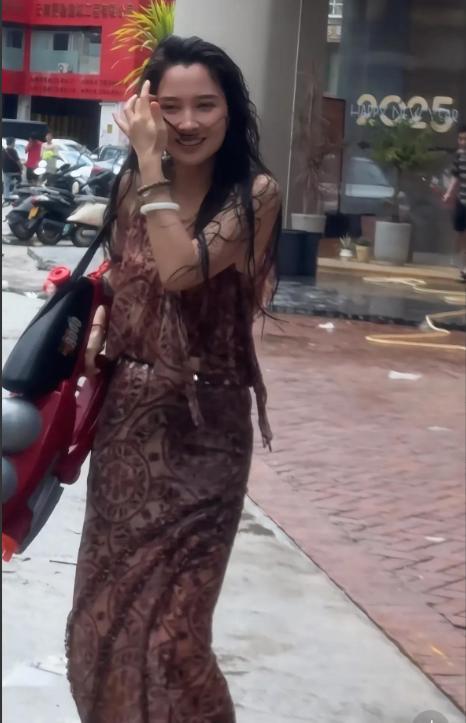 森林北区泼水节被围攻浑身湿透素颜曝光真实颜值引热议(图11)