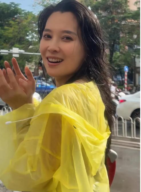 森林北区泼水节被围攻浑身湿透素颜曝光真实颜值引热议(图9)