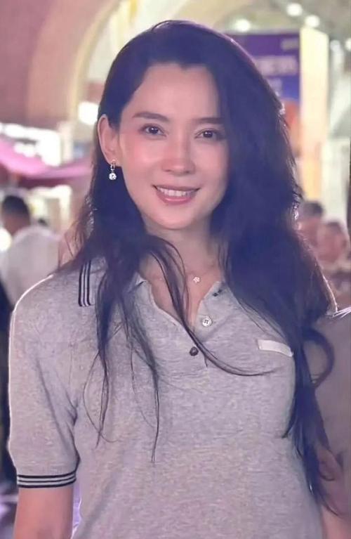 森林北区泼水节被围攻浑身湿透素颜曝光真实颜值引热议(图18)