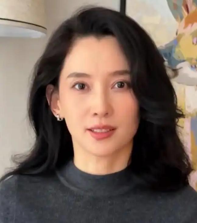森林北区泼水节被围攻浑身湿透素颜曝光真实颜值引热议(图17)
