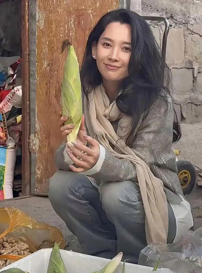 森林北区泼水节被围攻浑身湿透素颜曝光真实颜值引热议(图20)