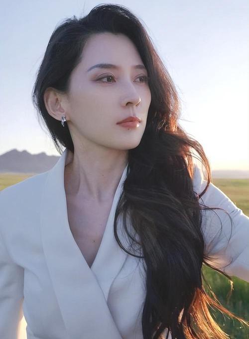 森林北区泼水节被围攻浑身湿透素颜曝光真实颜值引热议(图21)
