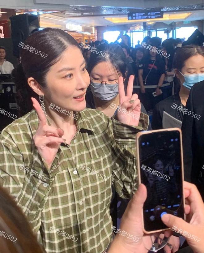 陈慧琳本人真的很像年轻时的林青霞身材高挑浓眉大眼十分英气(图1)
