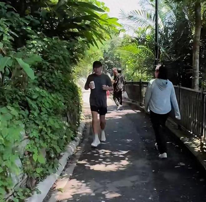 梁朝伟太平山晨跑被偶遇63岁的他满头白发面部老态小腹突出(图1)
